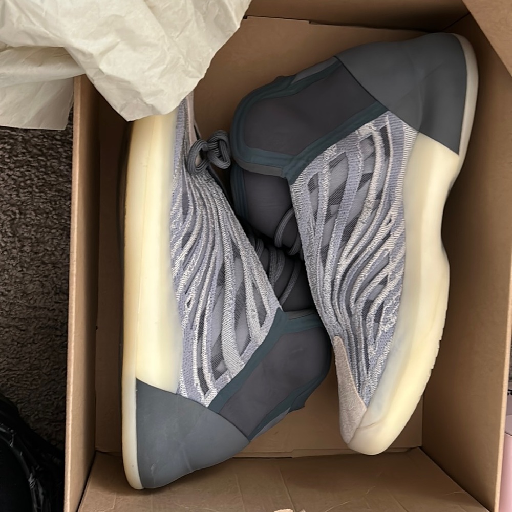 Yeezy QNTM only worn once great condition.box included